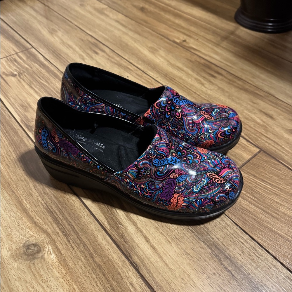 Beautiful Multicolored Clogs That Are Lightweight… - image 1